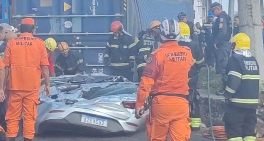 Motorista morre após carreta tombar em cima de carro