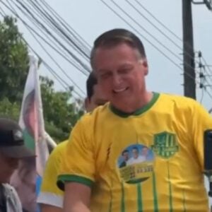 Multidão recebe Bolsonaro em motocarreata