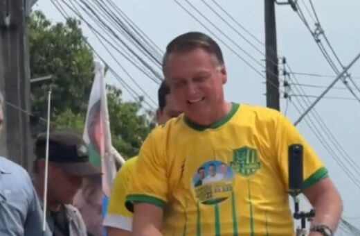 Multidão recebe Bolsonaro em motocarreata