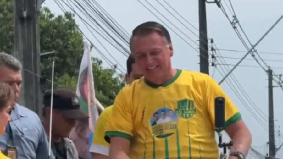 Multidão recebe Bolsonaro em motocarreata