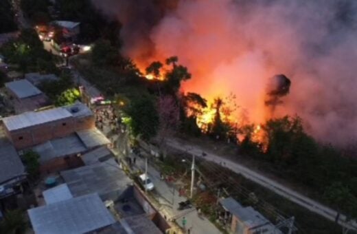 Incêndio atinge área de mata no Coliseu