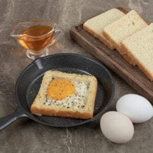 Pão com ovo pode ser saudável se feito corretamente