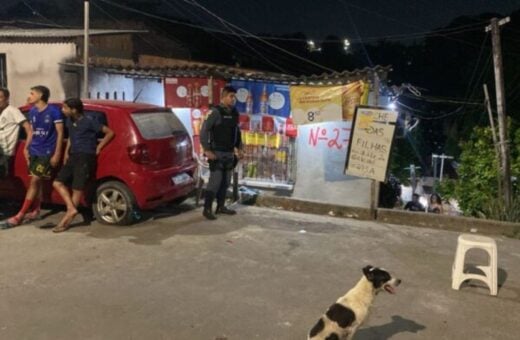 Pistoleiros executam homem em frente a mercadinho em Manaus