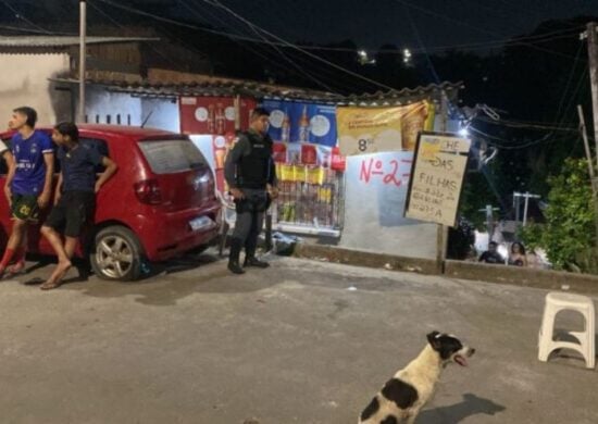 Pistoleiros executam homem em frente a mercadinho em Manaus