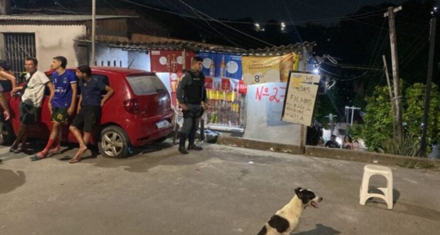 Pistoleiros executam homem em frente a mercadinho em Manaus