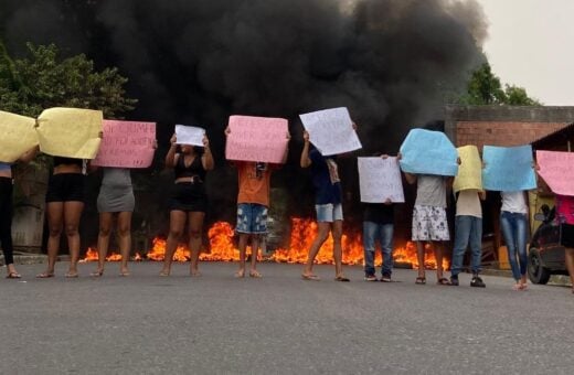 População se manifesta pela morte de criança em briga de facções em Manaus