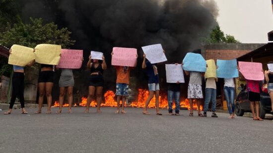 População se manifesta pela morte de criança em briga de facções em Manaus