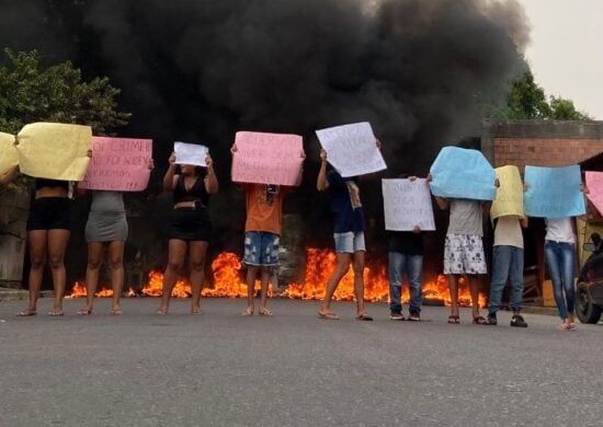 População se manifesta pela morte de criança em briga de facções em Manaus