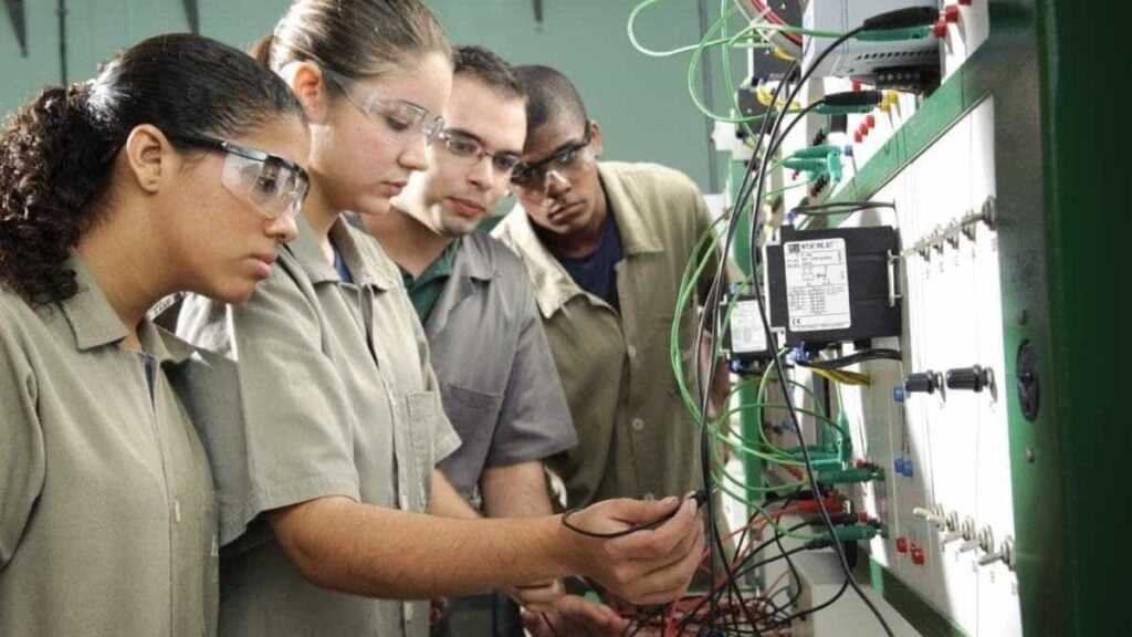 Programa oferece qualificação profissional para