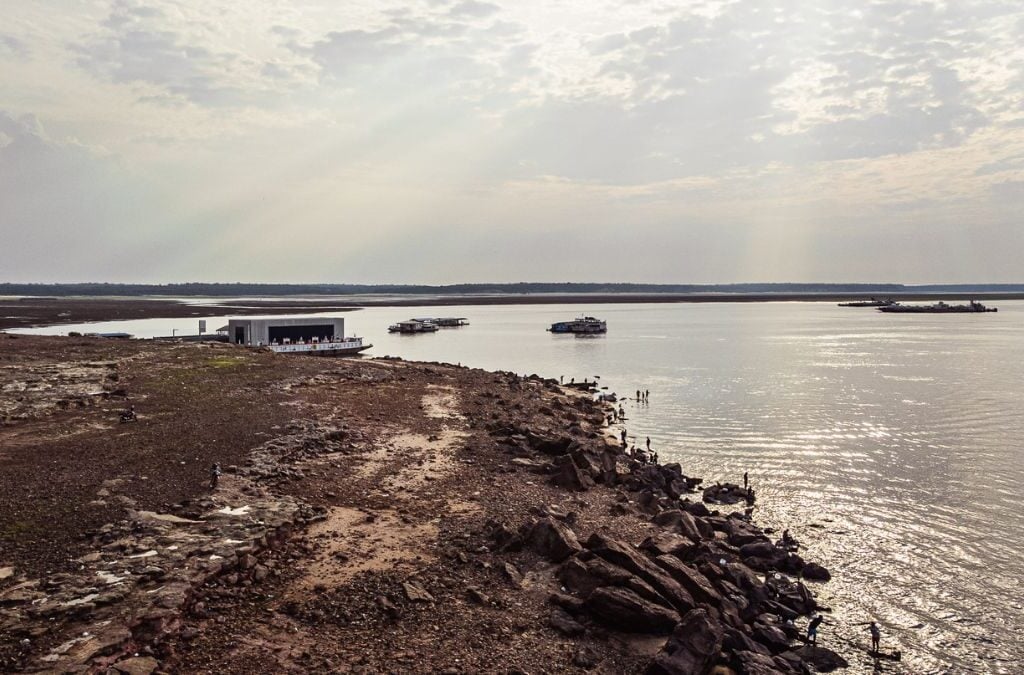 Em Manaus, o Rio Negro já mostra níveis historicamente baixos para esta época do ano