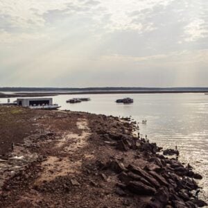 Em Manaus, o Rio Negro já mostra níveis historicamente baixos para esta época do ano