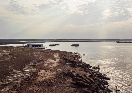 Em Manaus, o Rio Negro já mostra níveis historicamente baixos para esta época do ano