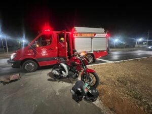 Motorista foge após atropelar motociclista e garupa. Foto: Samuel Calado