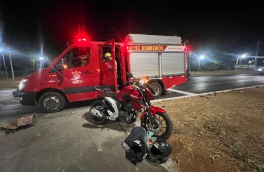 Motorista foge após atropelar motociclista e garupa. Foto: Samuel Calado