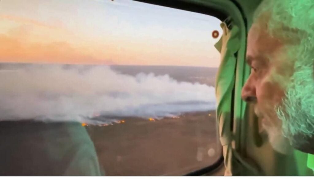 Lula sobrevoa incêndio que atingiu o Parque Nacional de Brasília. Foto: Reprodução/Vídeo Ricardo Stuckert