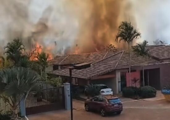 Fogo no DF atinge arredores da casa de ex-secretária do GDF em Brasília. Foto: Reprodução/@erickafilippelli