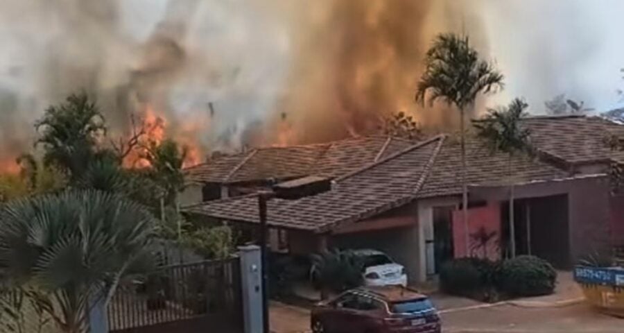 Fogo no DF atinge arredores da casa de ex-secretária do GDF em Brasília. Foto: Reprodução/@erickafilippelli