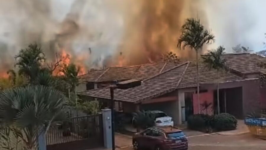 Fogo no DF atinge arredores da casa de ex-secretária do GDF em Brasília. Foto: Reprodução/@erickafilippelli