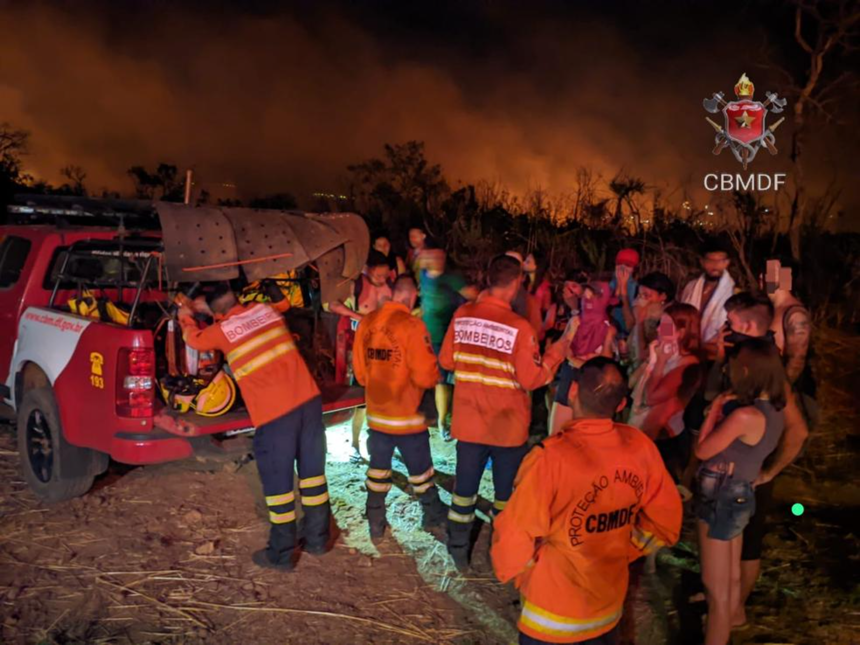 Grupo fica preso em cachoeira no DF por causa dos incêndios.