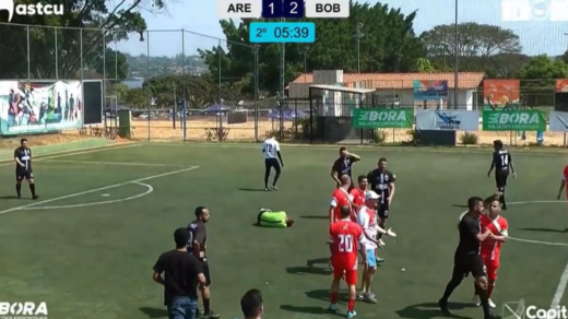 Árbitro agredido durante partida de futebol no DF desmaia após levar um soco. Foto: Reprodução