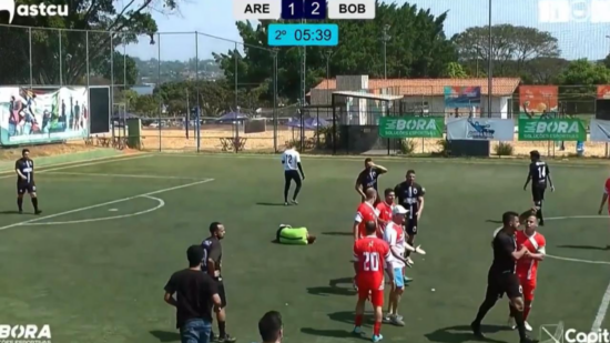 Árbitro agredido durante partida de futebol no DF desmaia após levar um soco. Foto: Reprodução