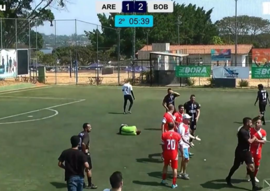 Árbitro agredido durante partida de futebol no DF desmaia após levar um soco. Foto: Reprodução