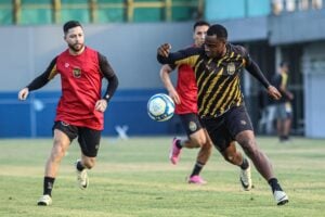 Jogadores treinando em campo