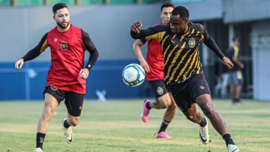 Jogadores treinando em campo