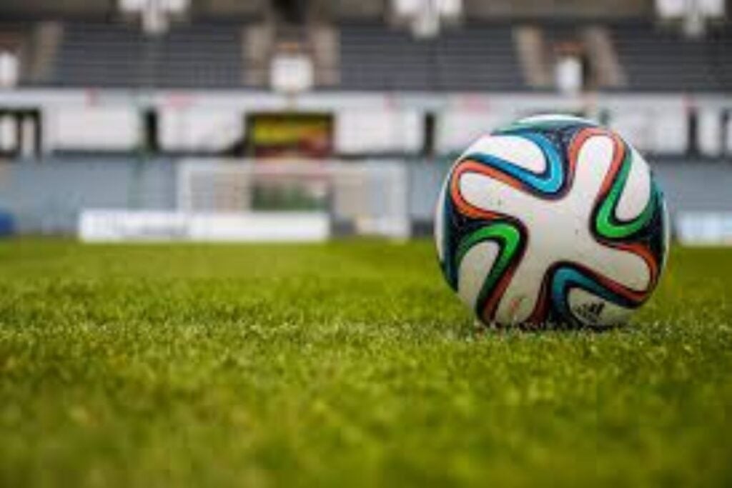 Bola em um gramado de campos de futebol.