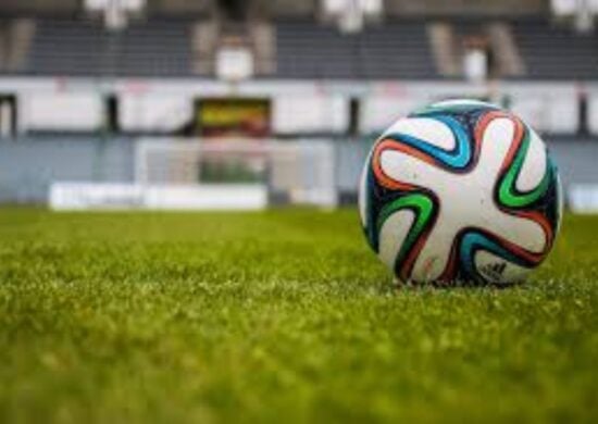 Bola em um gramado de campos de futebol.