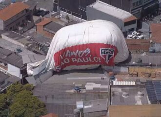 Dirigível com escudo do São Paulo cai em cima de casas em Osasco. Foto: Reprodução/Internet