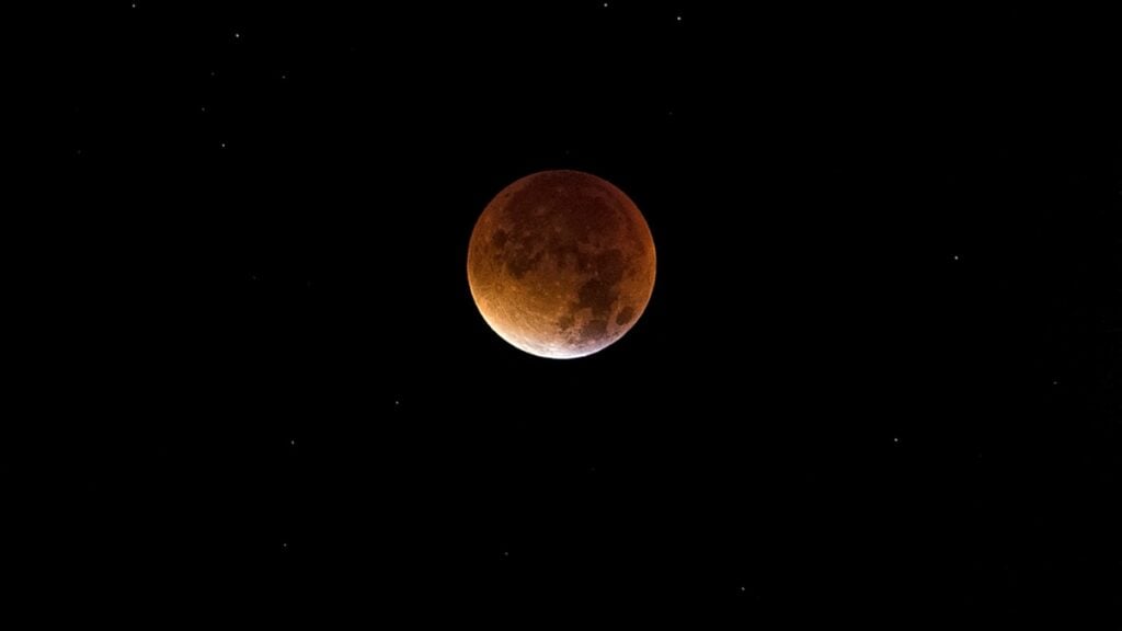 Eclipse Lunar acontece hoje (17/9) - Foto: Reprodução/Canva