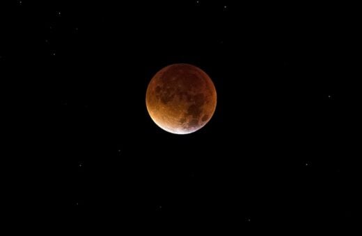 Eclipse Lunar acontece hoje (17/9) - Foto: Reprodução/Canva