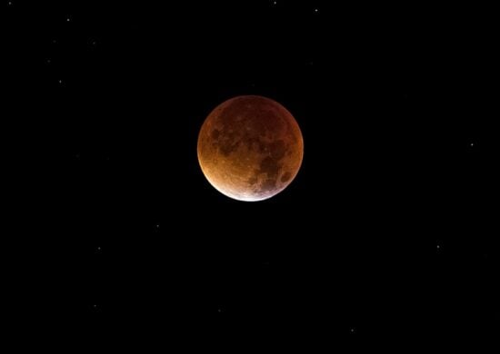 Eclipse Lunar acontece hoje (17/9) - Foto: Reprodução/Canva