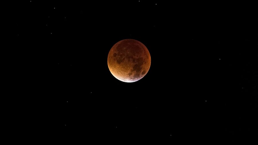 Eclipse Lunar acontece hoje (17/9) - Foto: Reprodução/Canva