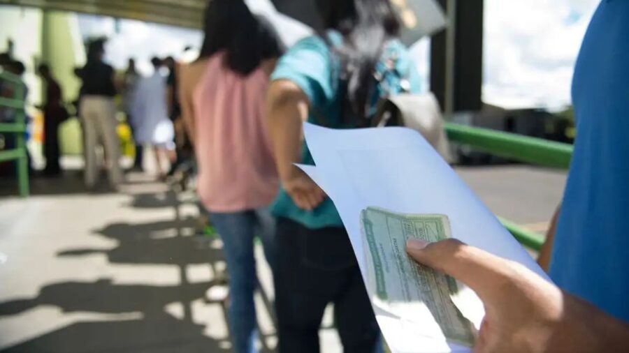 Segundo o levantamento, 14% dos eleitores do DF se consideram de esquerda, enquanto 30% se identificam com a direita e 15% com o centro - Foto: Marcelo Camargo/Agência Brasil