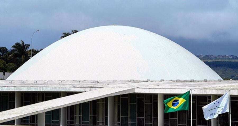 Senadores protocolam projetos de combate às queimadas e propõem rigor para punir responsáveis.