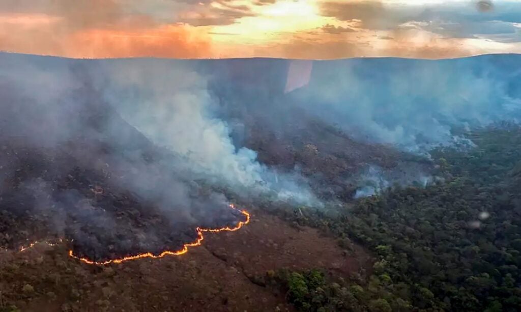 Incêndios na Chapada dos Veadeiros, perto de Brasília, destroem o cerrado