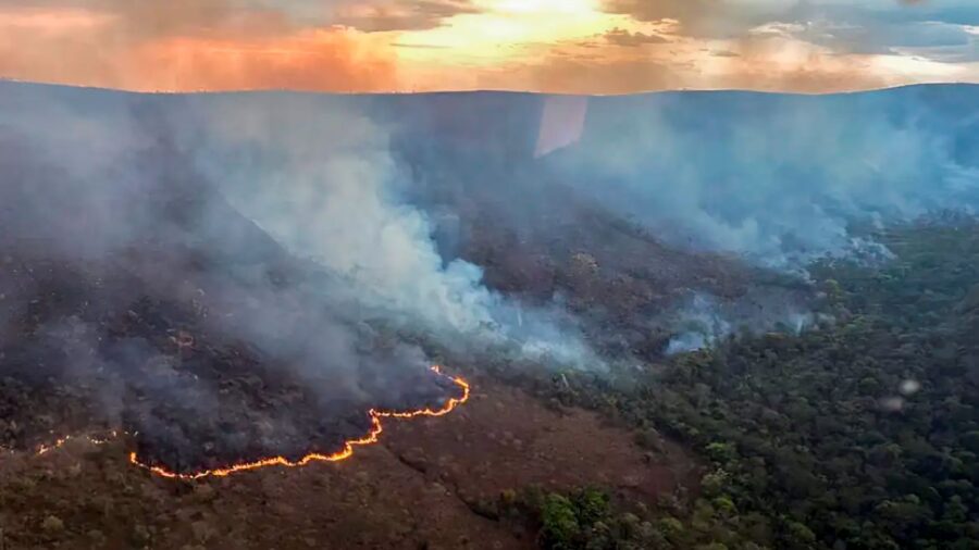 Incêndios na Chapada dos Veadeiros, perto de Brasília, destroem o cerrado