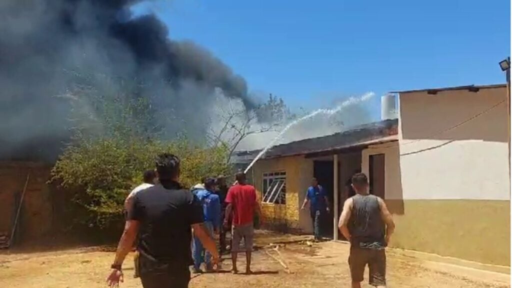 incêndio em galpão atinge escola