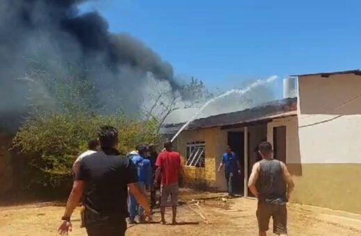 incêndio em galpão atinge escola