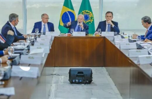 Representantes dos três poderes reunidos ontem (17) para tratar das queimadas - Foto: Ricardo Stuckert/PR