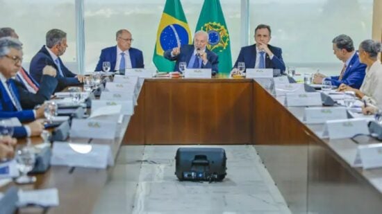 Representantes dos três poderes reunidos ontem (17) para tratar das queimadas - Foto: Ricardo Stuckert/PR