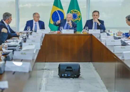 Representantes dos três poderes reunidos ontem (17) para tratar das queimadas - Foto: Ricardo Stuckert/PR