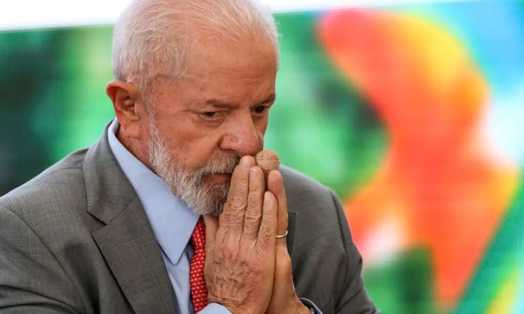 Lula visita o Amazonas para tratar da seca intensa que atinge a região.