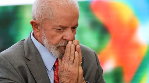 Lula visita o Amazonas para tratar da seca intensa que atinge a região.