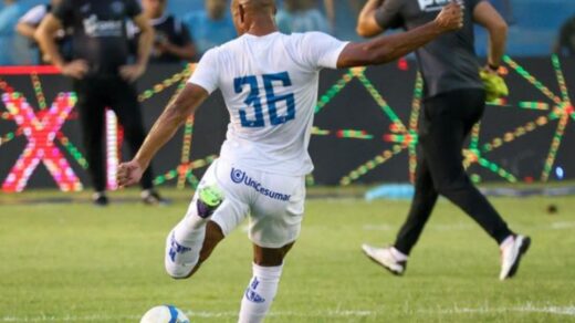 Jogador do Paysandu de costas, chutando a bola durante treino