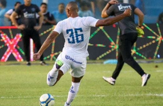 Jogador do Paysandu de costas, chutando a bola durante treino