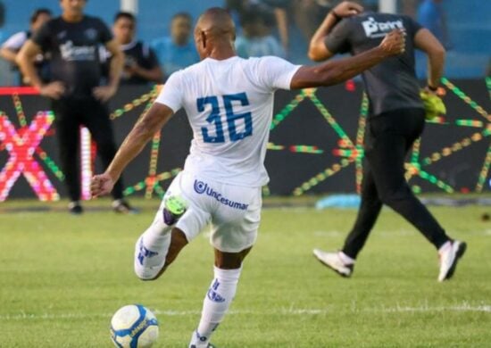 Jogador do Paysandu de costas, chutando a bola durante treino