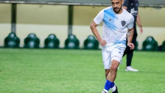 Jogador treinando em campo